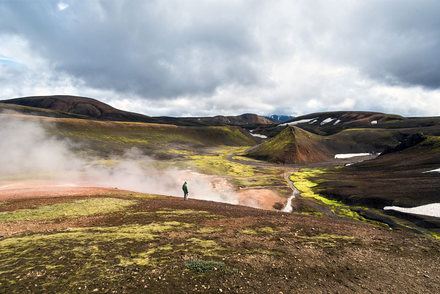 Μονοπάτι πεζοπορίας Landmannalaugar-Thorsmork "Laugavegur"τον Ιούλιο στην Ισλανδία ανάμεσα σε βουνά και ηφαιστειακή τέφρα με σύννεφα ατμού