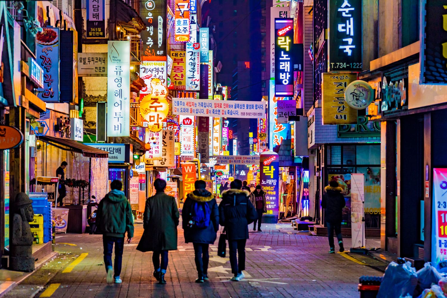 πολύχρωμες πινακίδες στο δρόμο της Σεούλ, Νότια Κορέα τη νύχτα