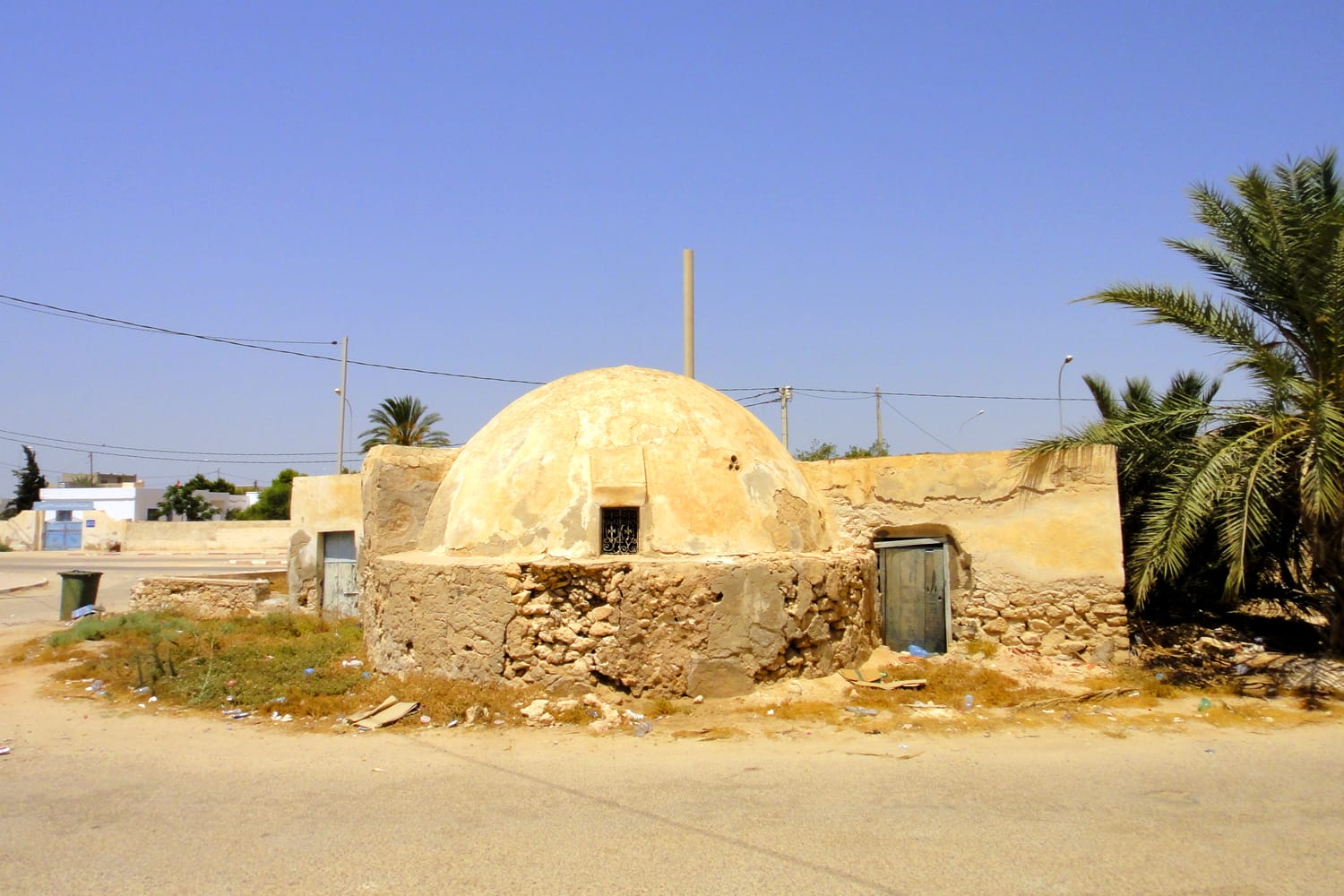 Σύγχρονο Εξωτερικό της Τοποθεσίας Γυρισμάτων Σκηνής Διαστημικού Λιμένα Καντίνα. Πόλη του Ajim στο νησί Djerba, Τυνησία