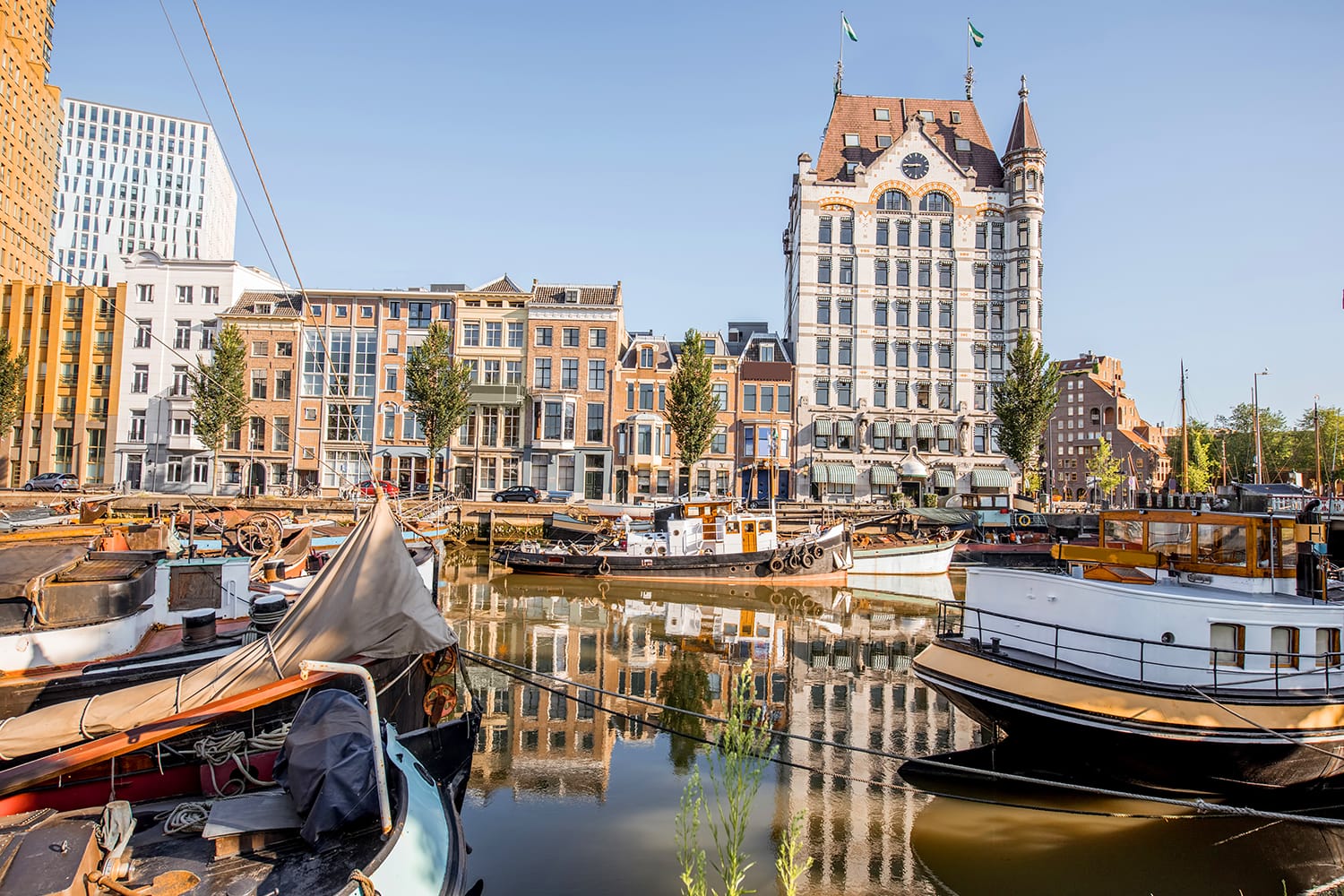 Άποψη στο παλιό τμήμα του καταφυγίου Wijn με βάρκες το πρωί στο Ρότερνταμ, Ολλανδία