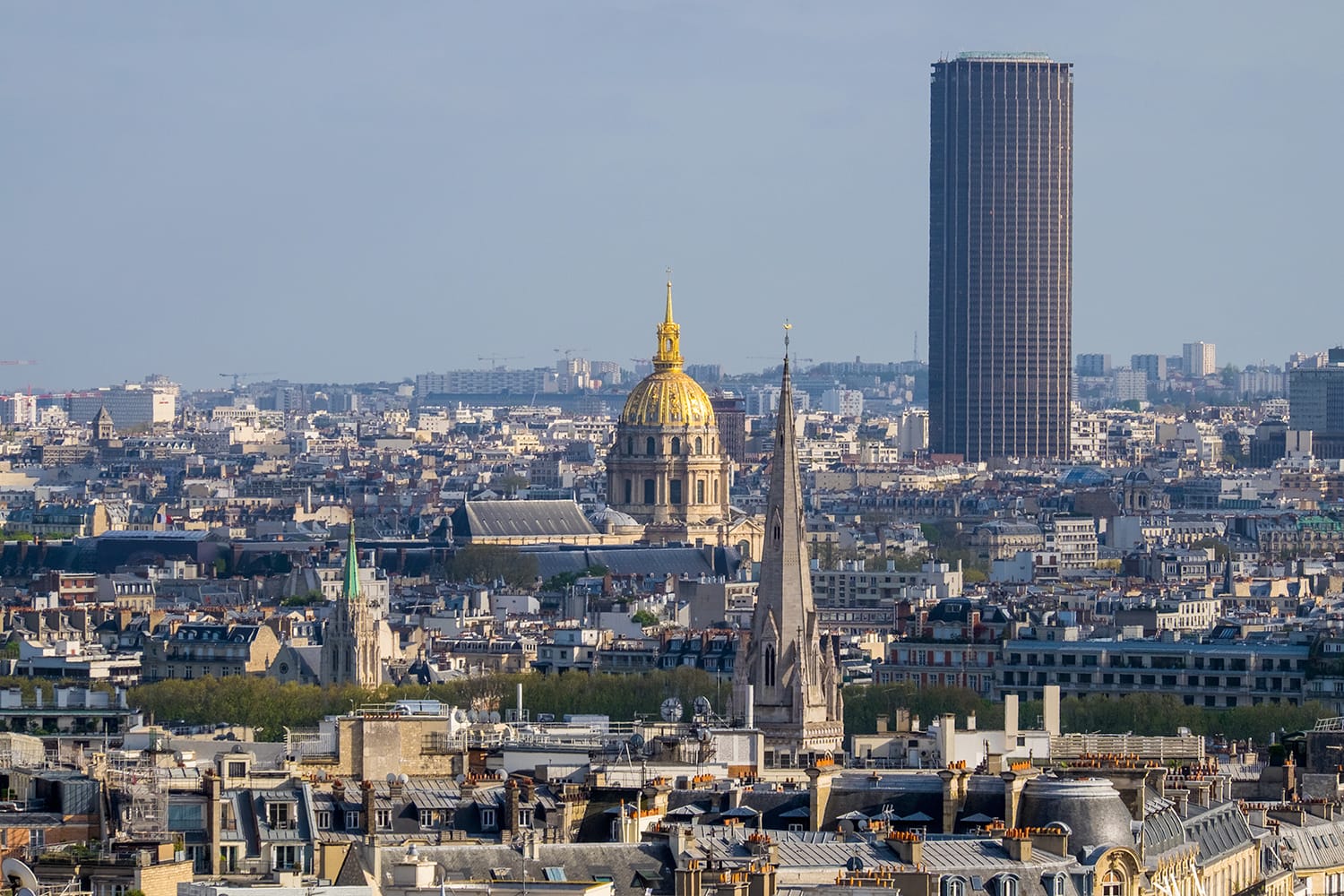 Η θέα στην πόλη του Παρισιού με τα Invalides και το Montparnasse στο Συννεφιασμένο Παρίσι, Γαλλία.