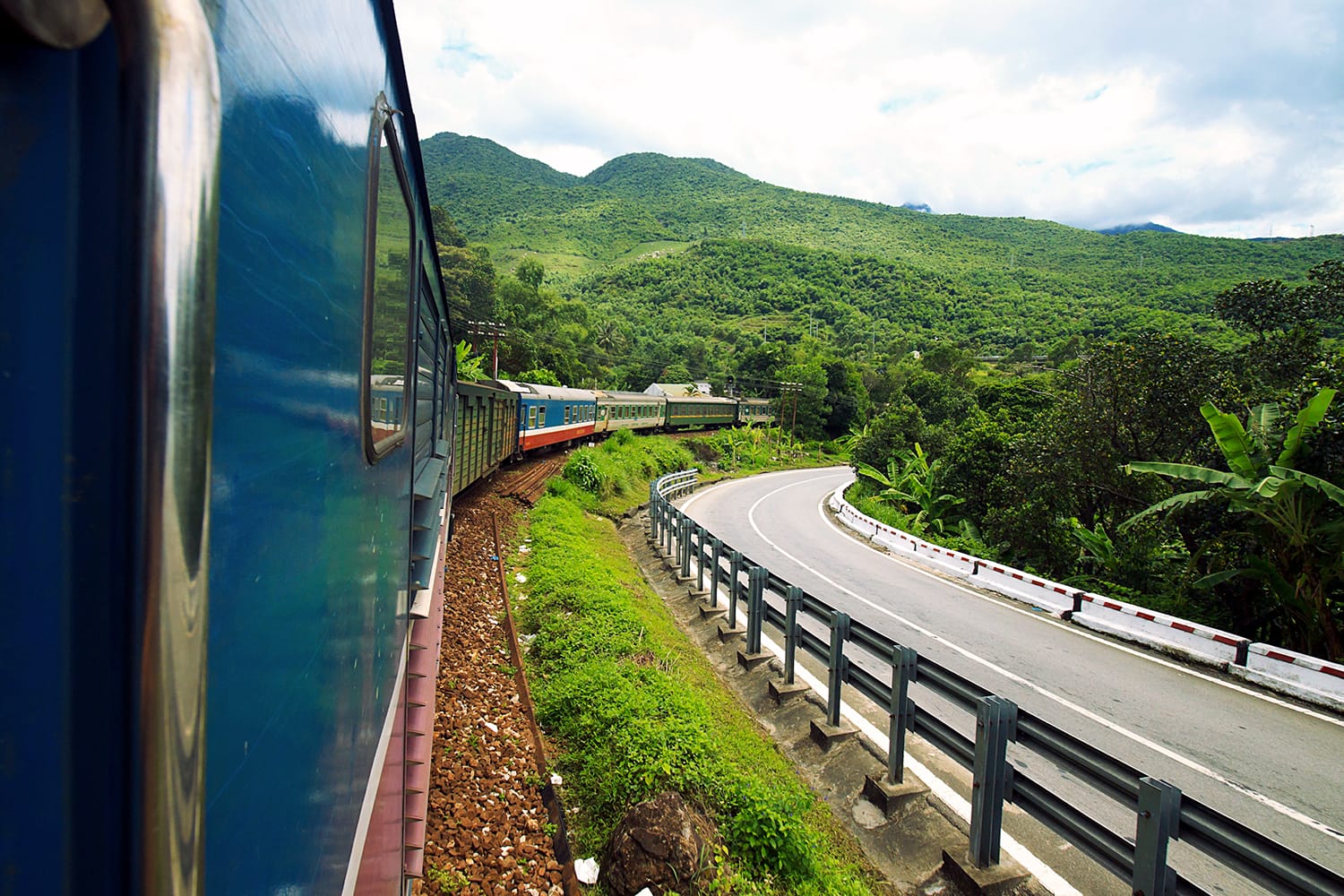 Σιδηρόδρομος και δρόμος που τρέχουν παράλληλα κοντά στο πέρασμα Hai Van, Βιετνάμ 