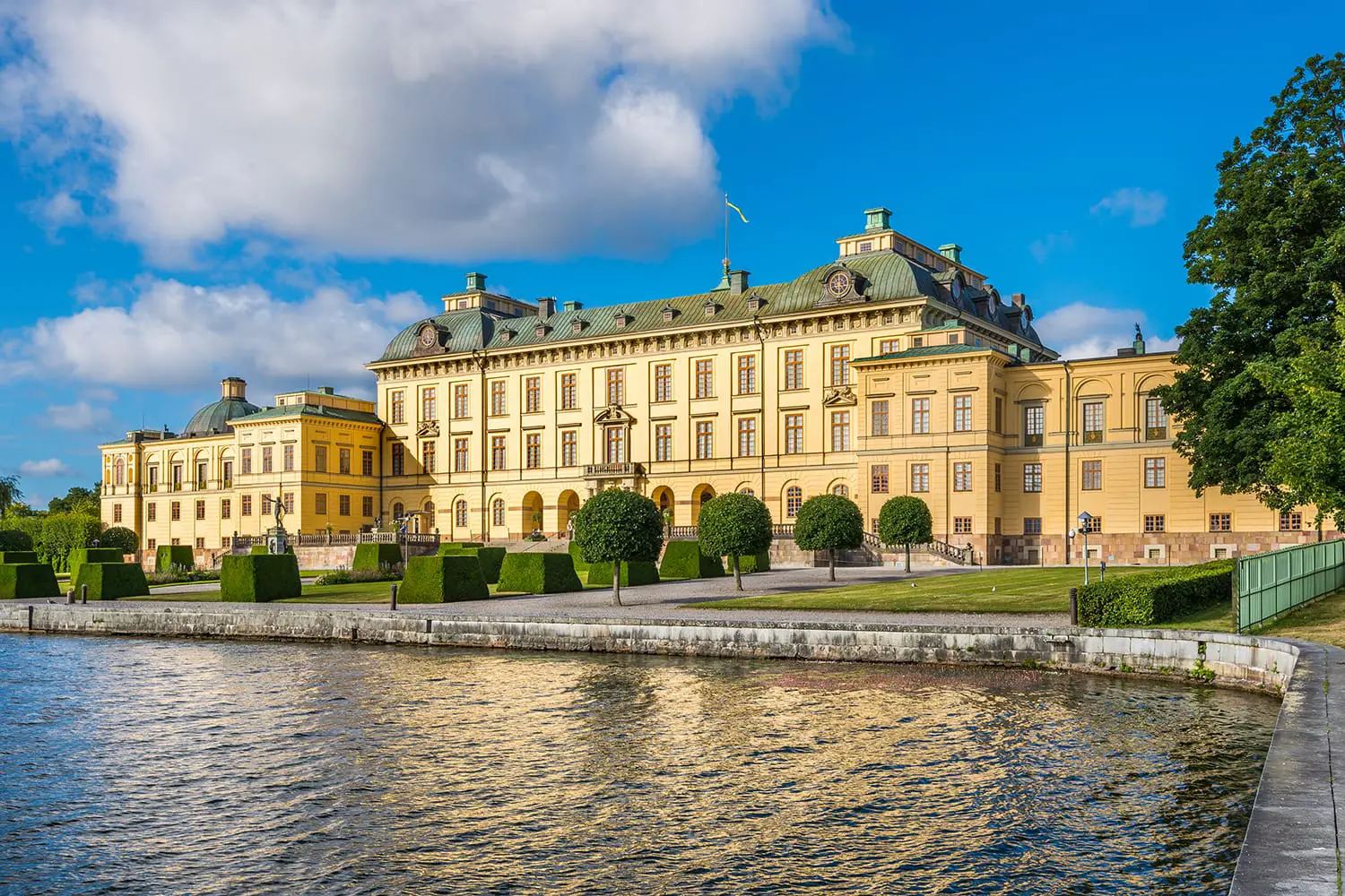 Άποψη πάνω από το παλάτι Drottningholm στη Στοκχόλμη, Σουηδία