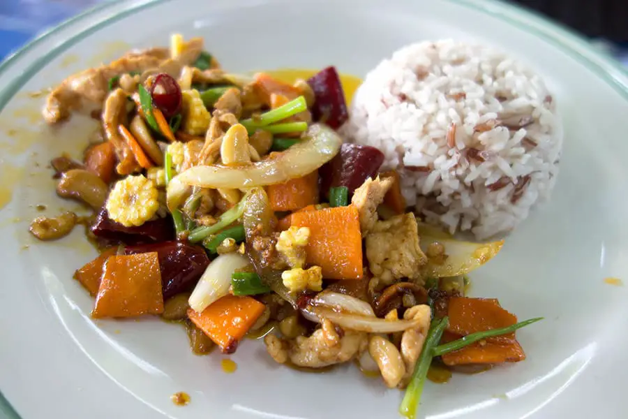 Stir Fried Chicken with Cashew Nuts (gai pad med ma muang)