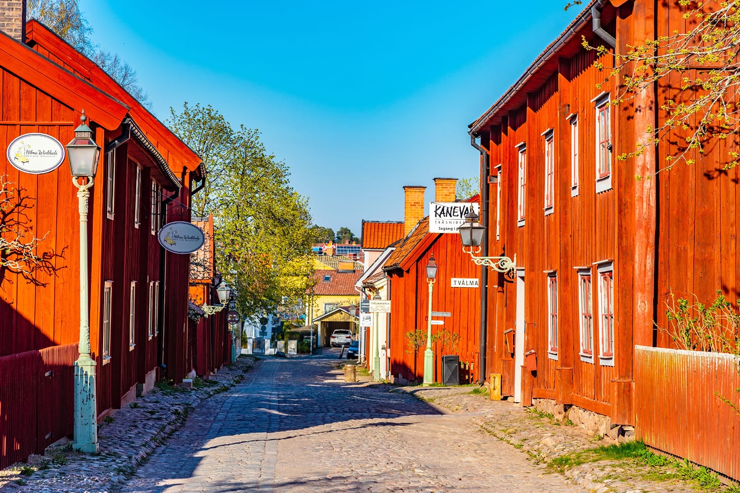 Άποψη παραδοσιακών ξύλινων σπιτιών στην παλιά πόλη Gamla Linkoping, Σουηδία