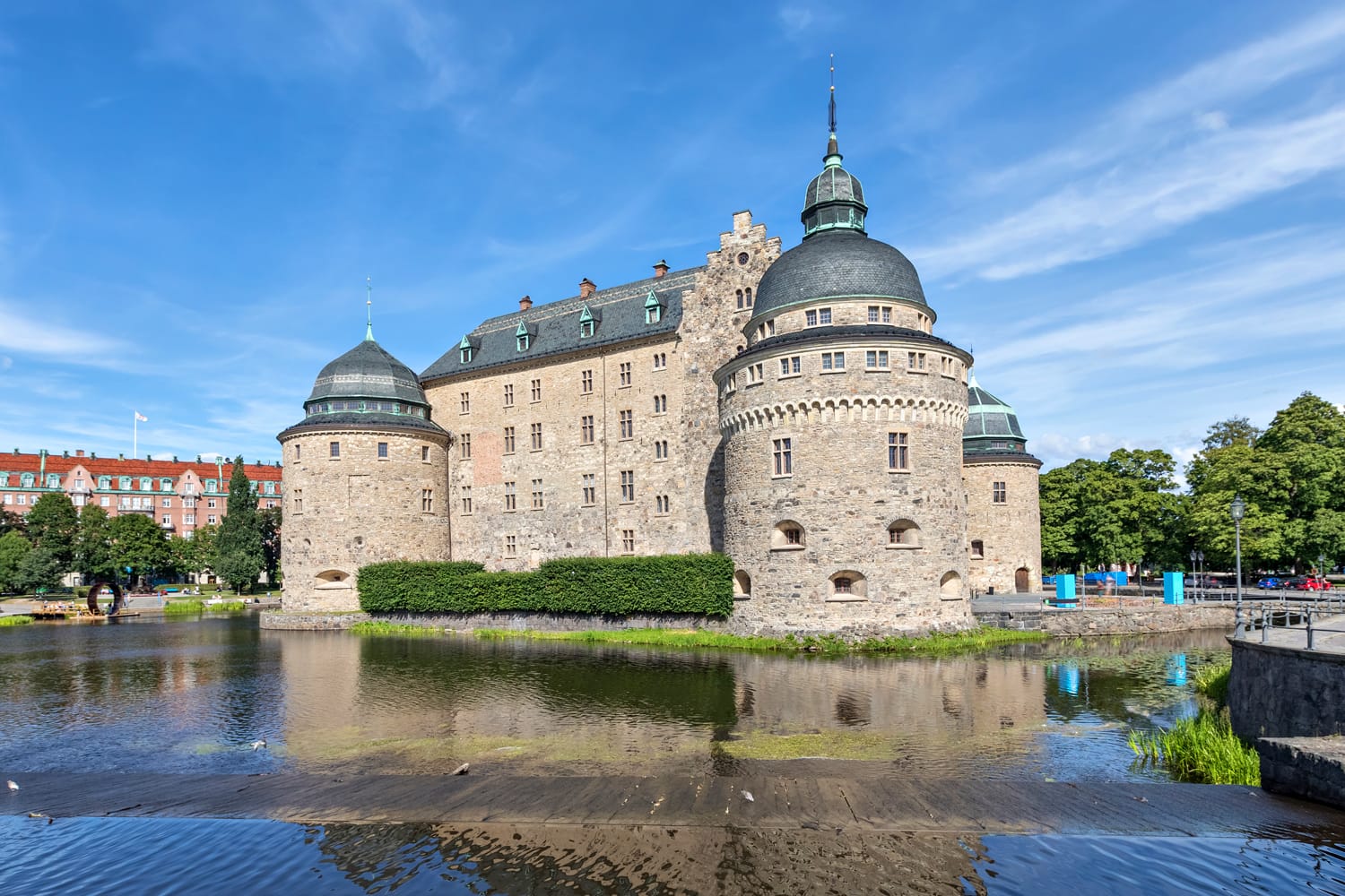 Κάστρο Orebro που αντανακλά στο νερό την ηλιόλουστη καλοκαιρινή μέρα στην πόλη Orebro, Σουηδία