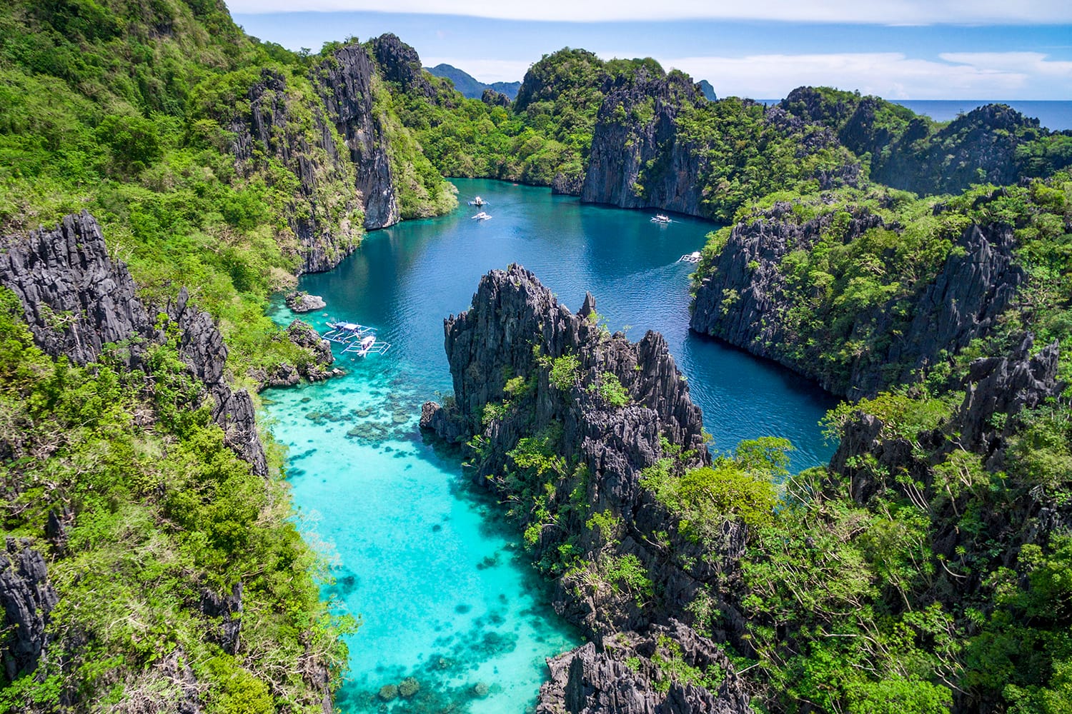 Εναέρια άποψη της όμορφης λιμνοθάλασσας και των ασβεστολιθικών βράχων στο El Nido, Palawan, Φιλιππίνες