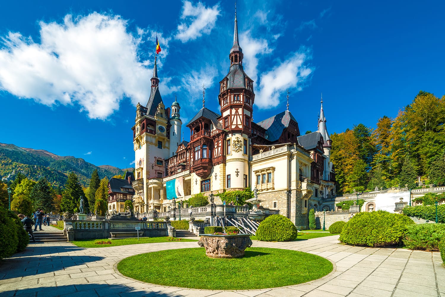 Κάστρο Peles Sinaia την εποχή του φθινοπώρου, Τρανσυλβανία, Ρουμανία που προστατεύεται από την περιοχή παγκόσμιας κληρονομιάς της Unesco