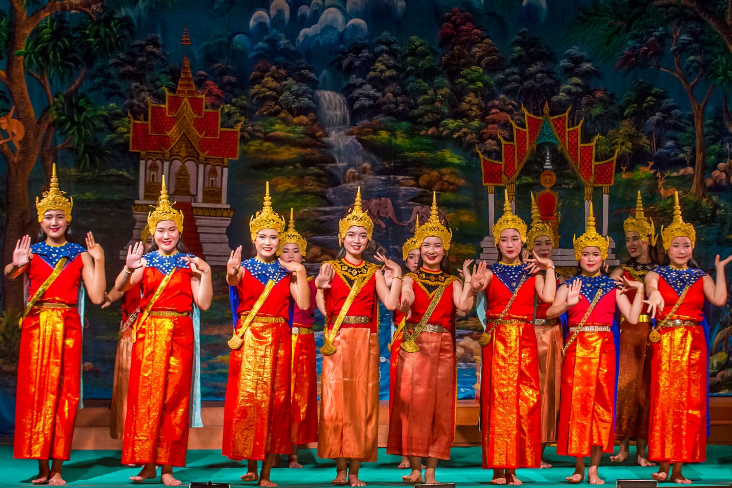 Χορευτές από το Λάος παίζουν στο Royal Ballet Theatre στο Luang Prabang του Λάος