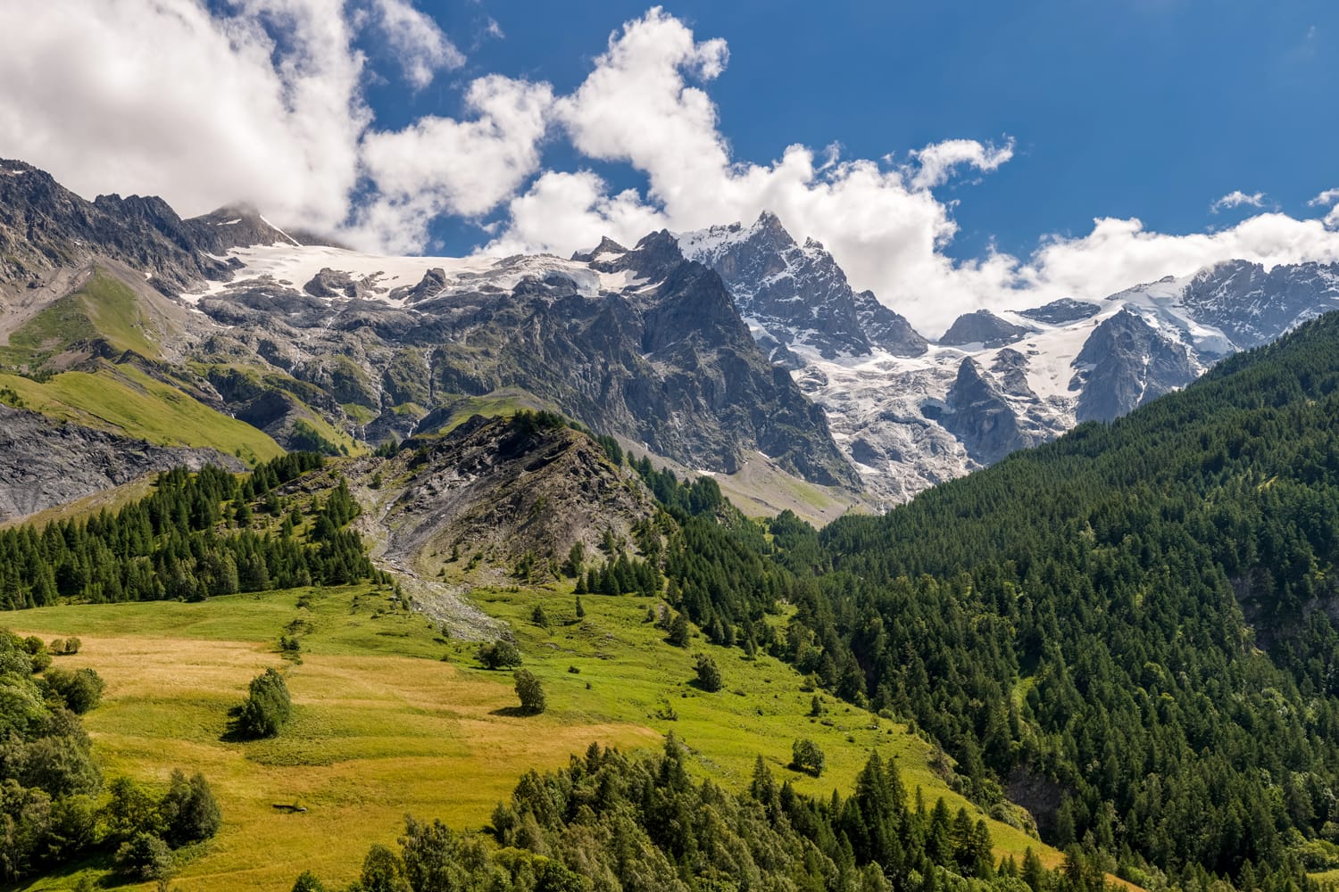Καλοκαιρινή άποψη των βουνών και των παγετώνων του Εθνικού Πάρκου Ecrins (La Meije και Glacier du Tabuchet) από το χωριό La Grave. Hautes-Alpes, περιοχή PACA, νότιες γαλλικές Άλπεις, Γαλλία