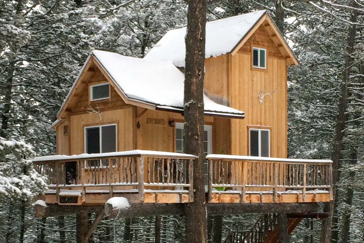 Treehouse Airbnb in Montana, USA