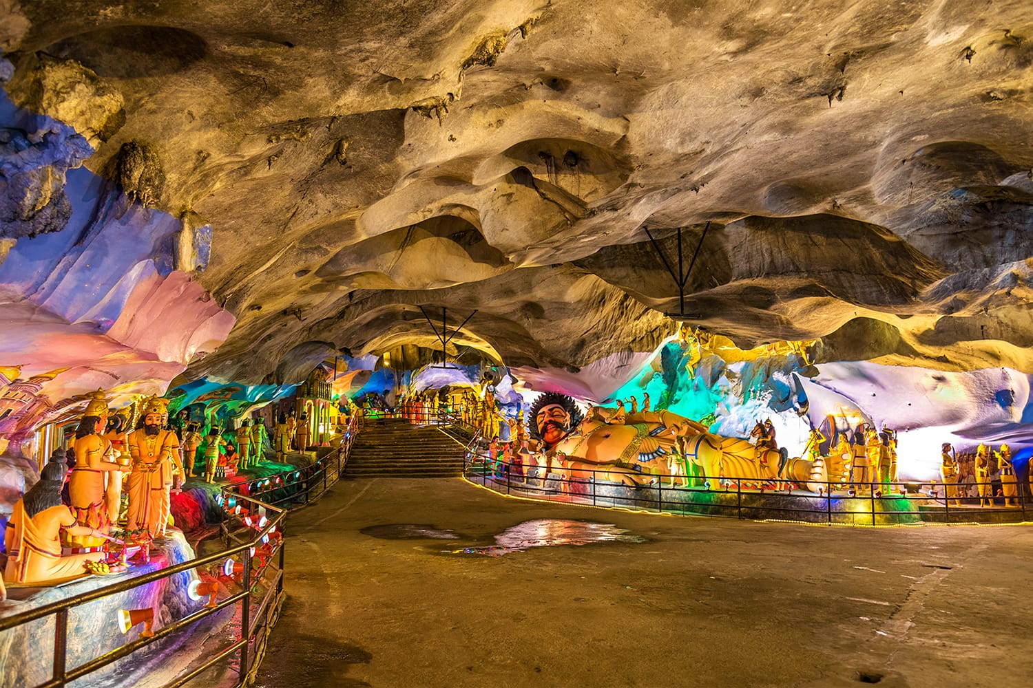 Εσωτερικό του σπηλαίου Ramayana στο συγκρότημα σπηλαίων Batu - Κουάλα Λουμπούρ, Μαλαισία