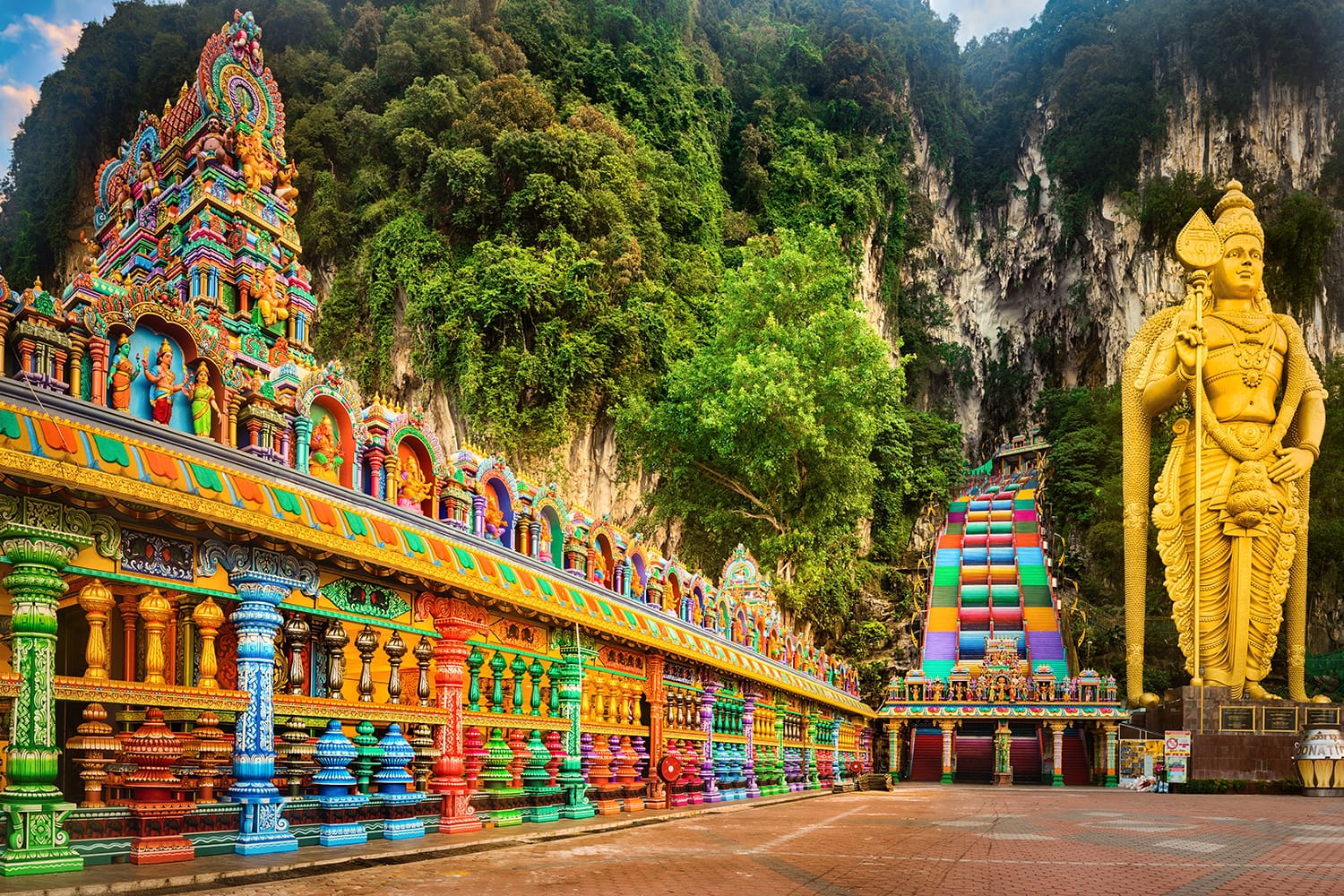 Όμορφη θέα των πολύχρωμων σκαλοπατιών των σπηλαίων Batu, Κουάλα Λουμπούρ, Μαλαισία
