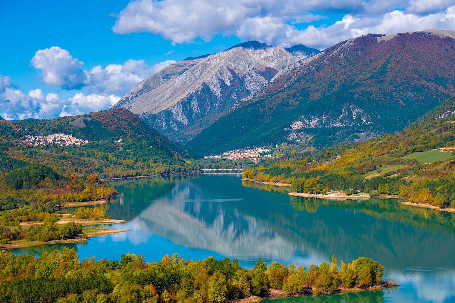 Εθνικό πάρκο Abruzzo, Lazio και Molise (Ιταλία) - Το φθινόπωρο με το φύλλωμα στο ορεινό φυσικό καταφύγιο, με τη λίμνη Barrea, την Camosciara και το ορόσημο Val Fondillo.