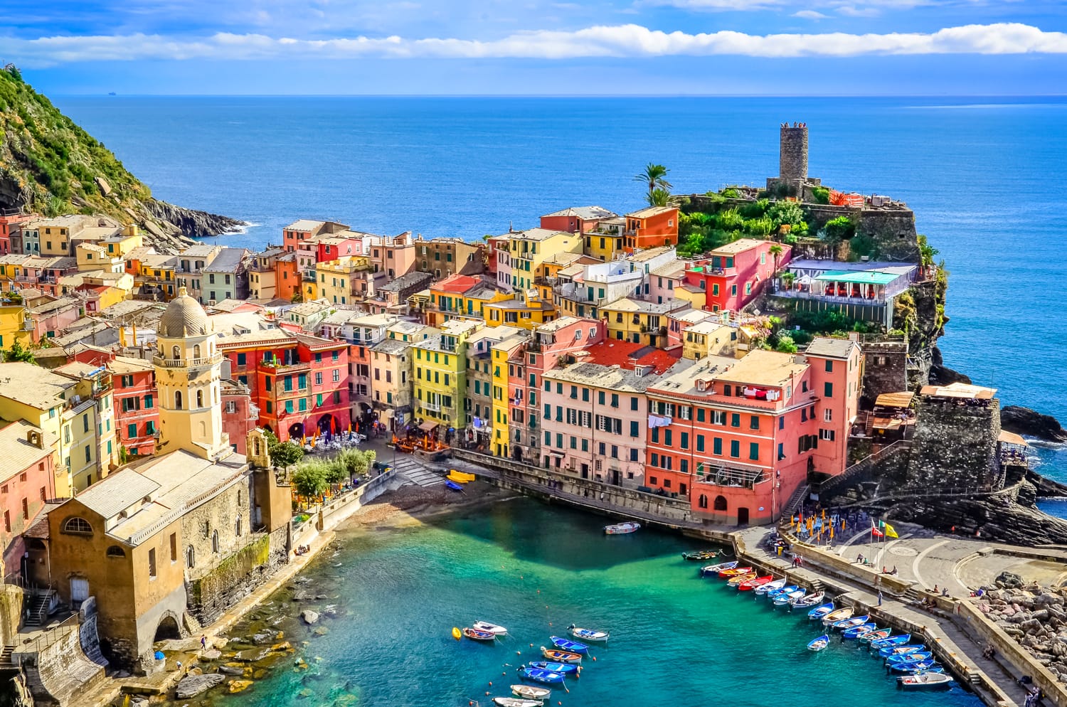 Γραφική άποψη του ωκεανού και του λιμανιού στο πολύχρωμο χωριό Vernazza, Cinque Terre, Ιταλία
