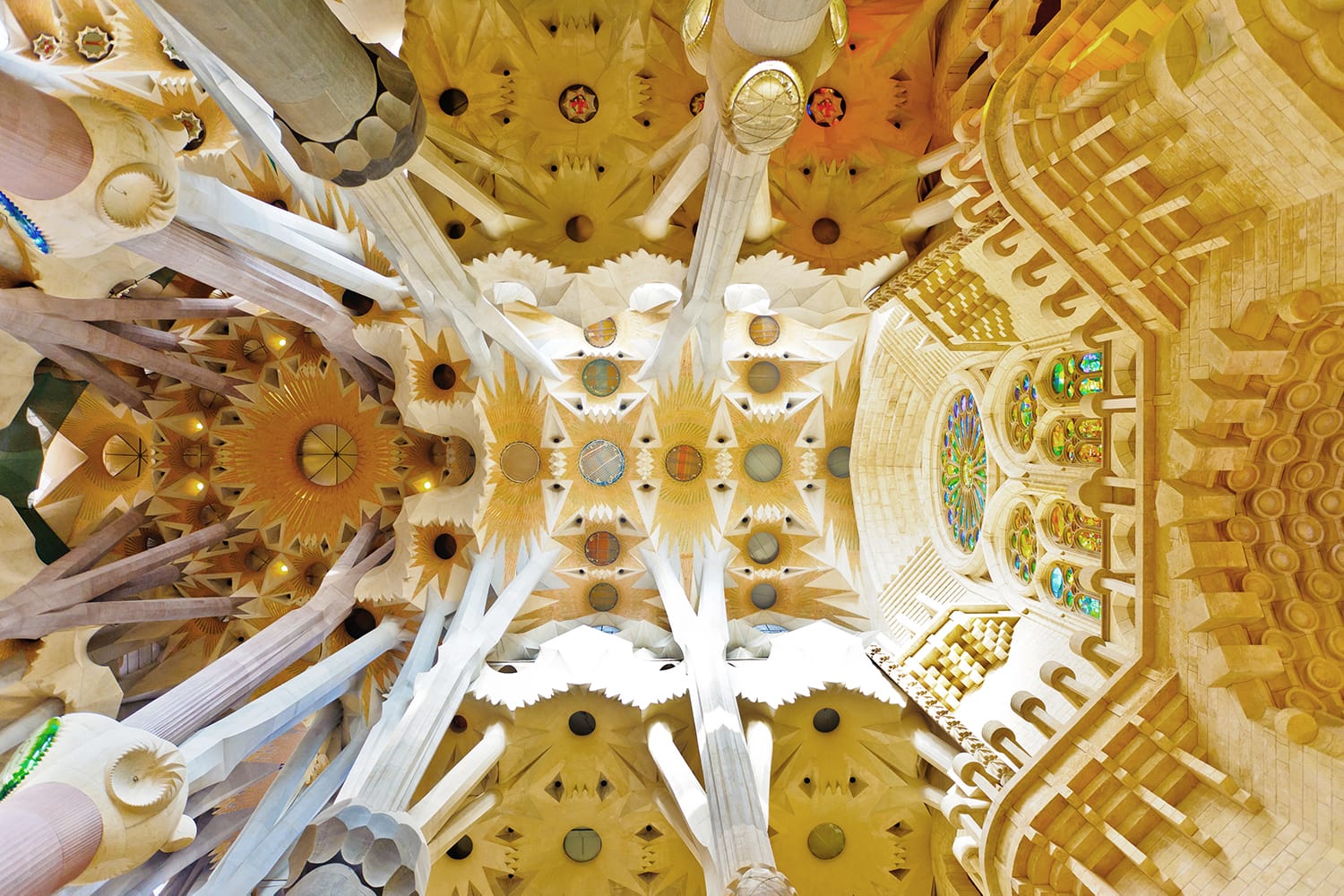 Εσωτερικό της La Sagrada Familia στη Βαρκελώνη, Ισπανία