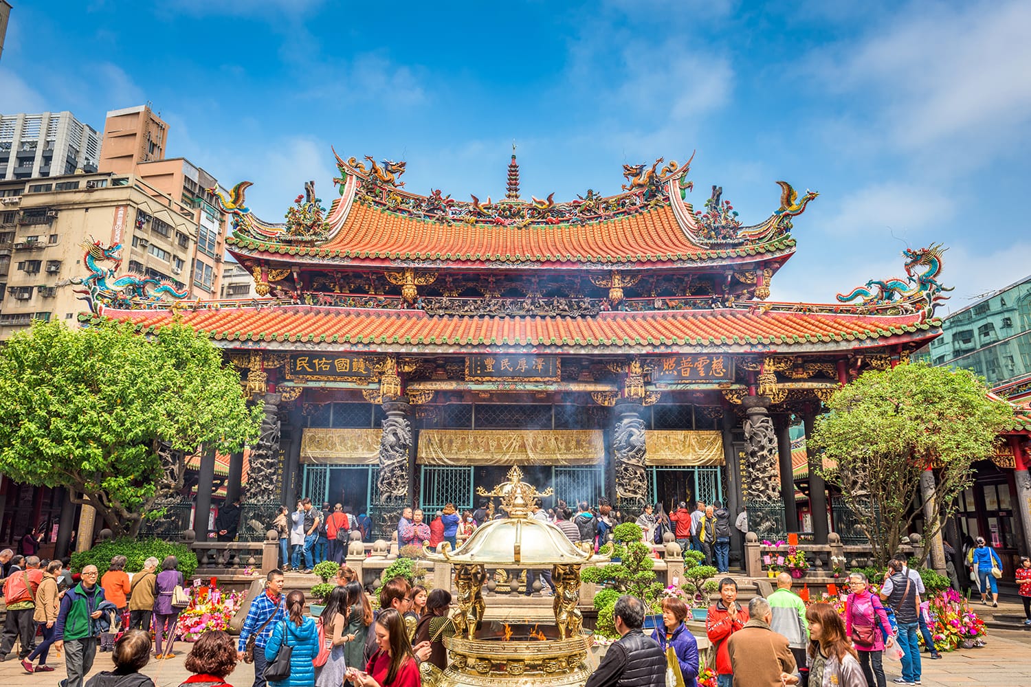 Crowds at Lungshan Temple of Manka in Taipei, Taiwan