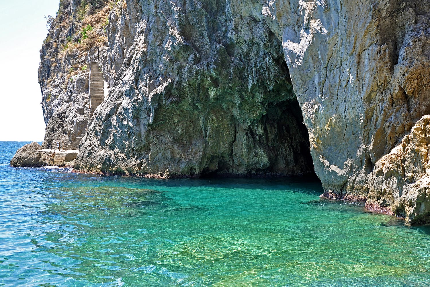 Πράσινο σπήλαιο στην ακτή Αμάλφι, Ιταλία