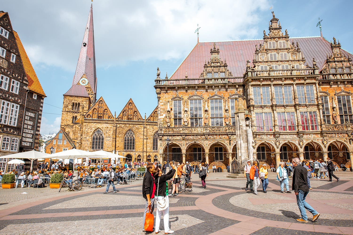 Θέα στην πλατεία της αγοράς γεμάτη τουρίστες με το όμορφο κτίριο του Δημαρχείου κατά τη διάρκεια του ηλιόλουστου καιρού στη Βρέμη, Γερμανία