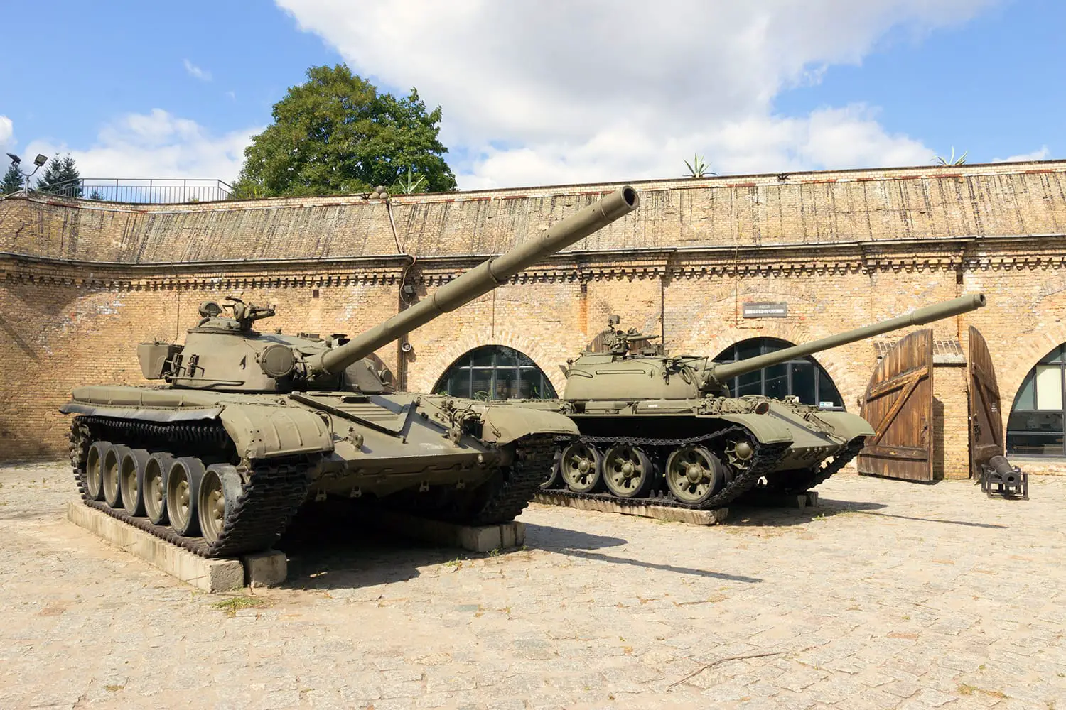 Διατηρημένα άρματα μάχης T-72 και T-55 που εκτίθενται μπροστά από το Μουσείο Στρατού του Πόζναν.
