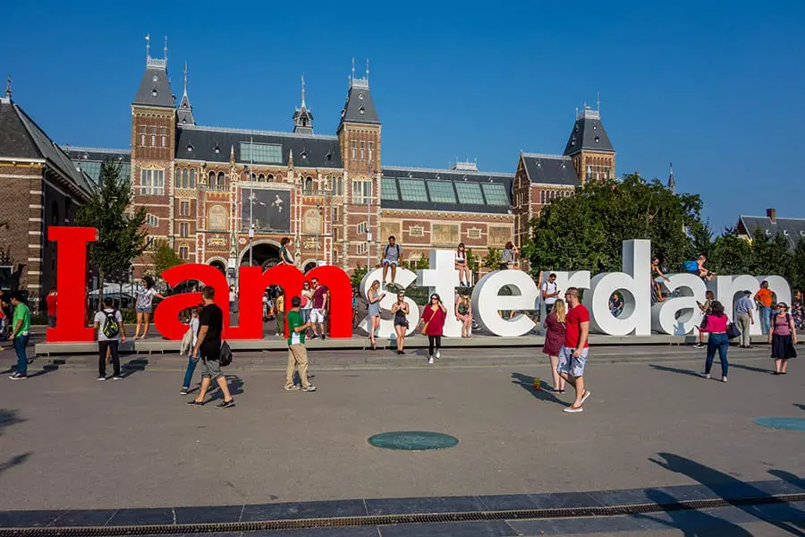 Υπογράφω στο Άμστερνταμ