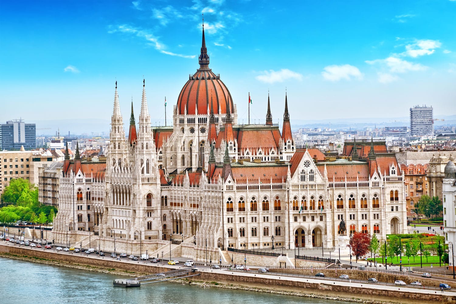 Ουγγρικό κοινοβούλιο την ημέρα. Βουδαπέστη. Ένα από τα πιο όμορφα κτίρια της ουγγρικής πρωτεύουσας.