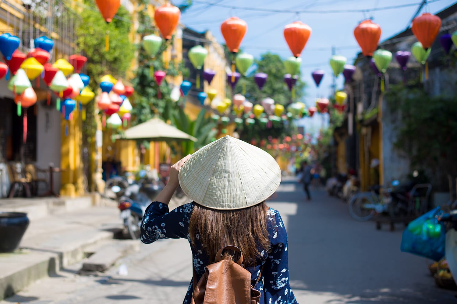 Η τουρίστρια φοράει Non La (καπέλο βιετναμικής παράδοσης) και απολαμβάνει τις περιηγήσεις στα αξιοθέατα στο χωριό Heritage στην πόλη Χόι Αν στο Βιετνάμ
