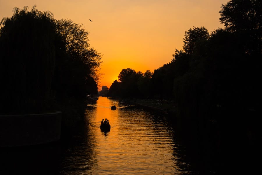 Ηλιοβασίλεμα πάνω από τα κανάλια του Άμστερνταμ
