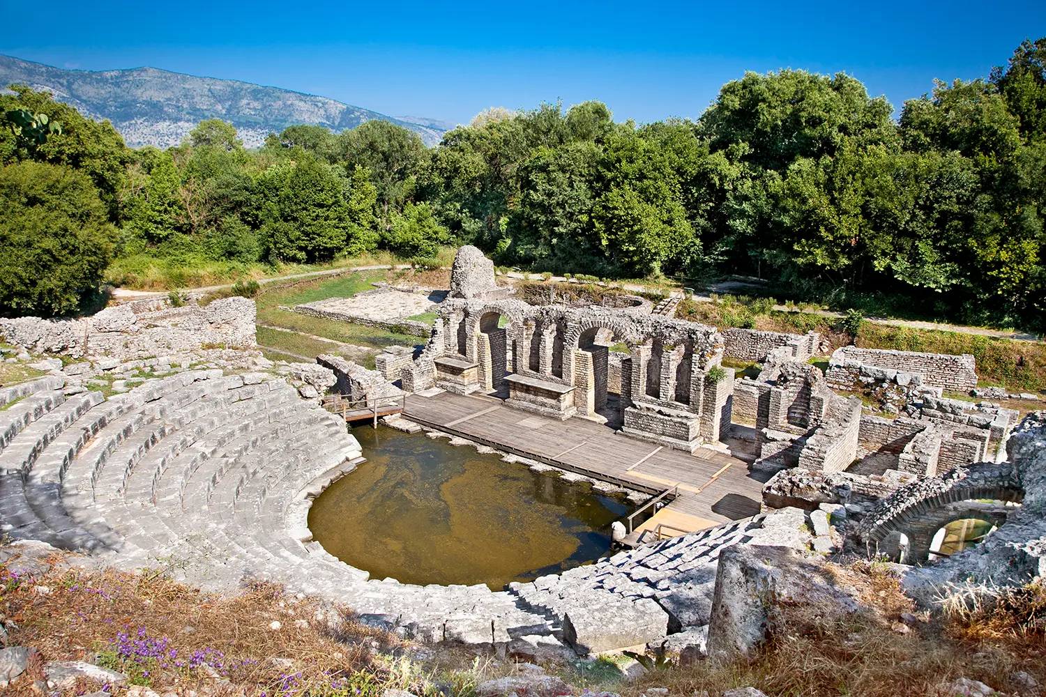 Αμφιθέατρο- Απομεινάρια του αρχαίου Βαπτιστηρίου του 6ου αιώνα στο Butrint, Albani