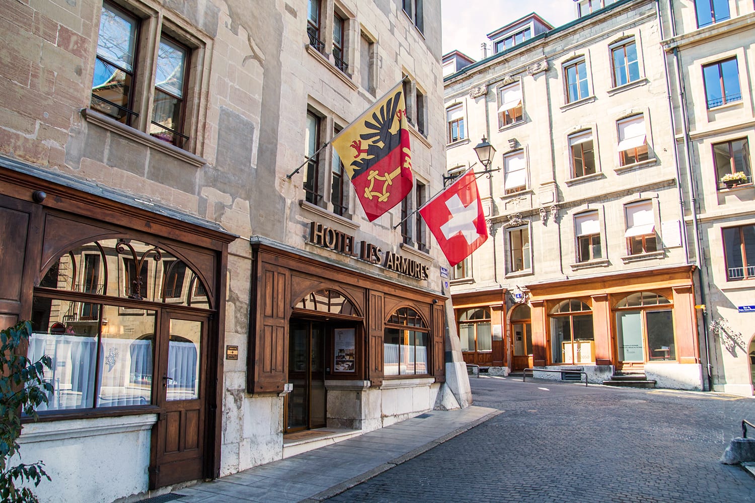 Είσοδος ξενοδοχείου στη Rue Otto Barblan στην παλιά πόλη της Γενεύης