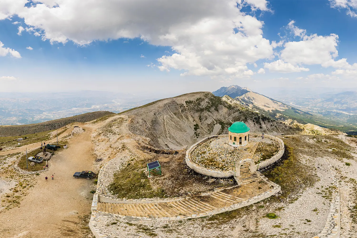 Όρος Tomorr στο εθνικό πάρκο Tomorr με τη λάρνακα (tyrbe) του Abbas ibn Ali στην κορυφή στο καλοκαίρι, Αλβανία