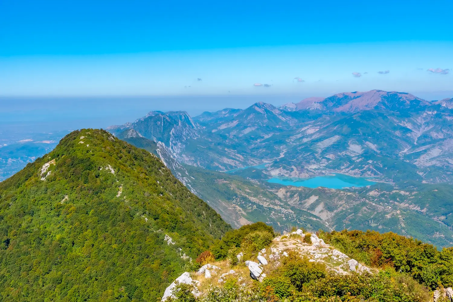Όρος Tujanit και λίμνη Bovilla στο εθνικό πάρκο Dajti στην Αλβανία