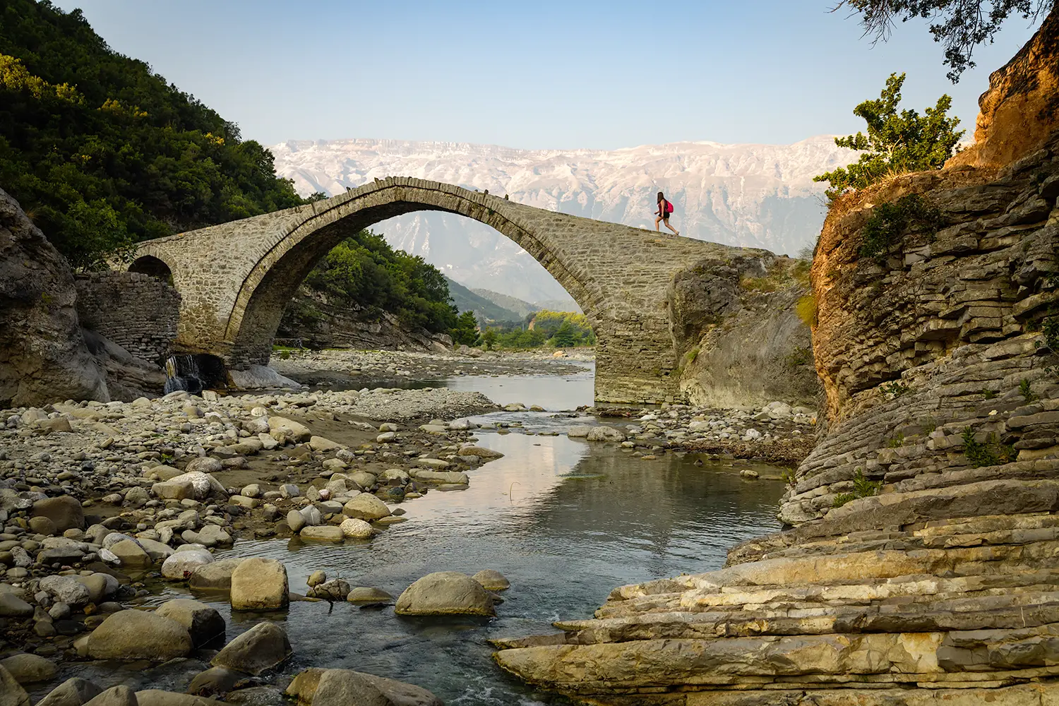 Άποψη της παλιάς πέτρινης Οθωμανικής γέφυρας (Γέφυρα Katiu) και των ιαματικών πηγών Benja κοντά στο Permet. Φαράγγι Lengarica, Έλατο Εθνικού Πάρκου Hotova.