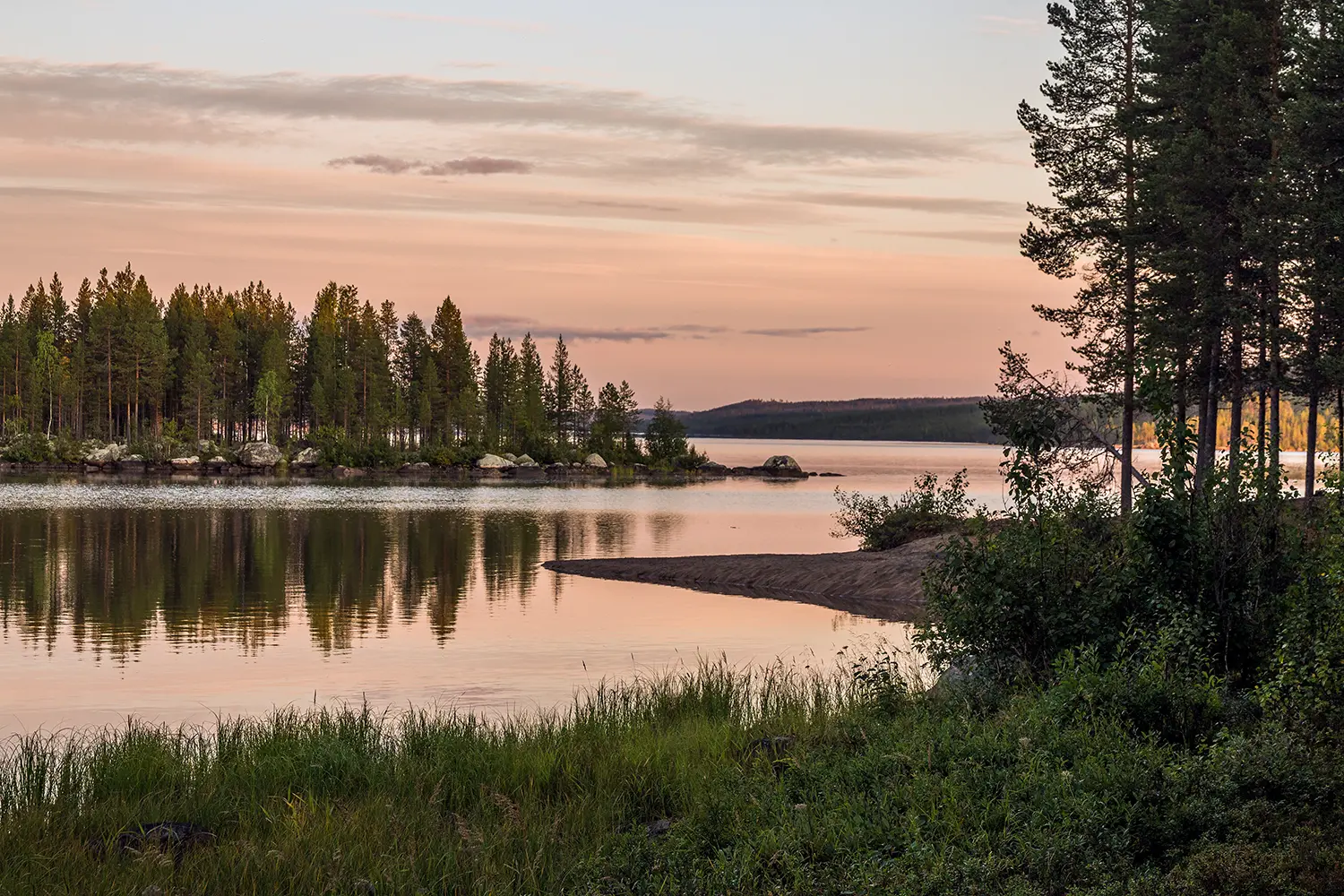 Ηλιοβασίλεμα στο εθνικό πάρκο Muddus στη Σουηδία