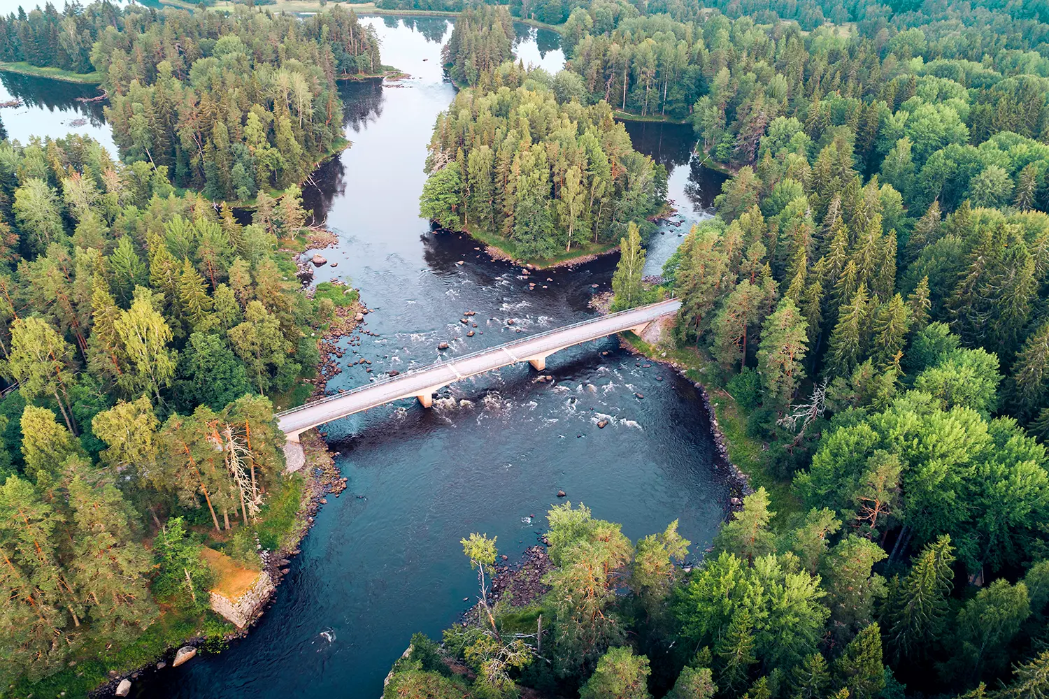 Αεροφωτογραφία υψηλής γωνίας της γέφυρας που συνδέει νησιά σε ένα δέλτα τοπίου ποταμού στο εθνικό πάρκο Farnebofjarden, Σουηδία