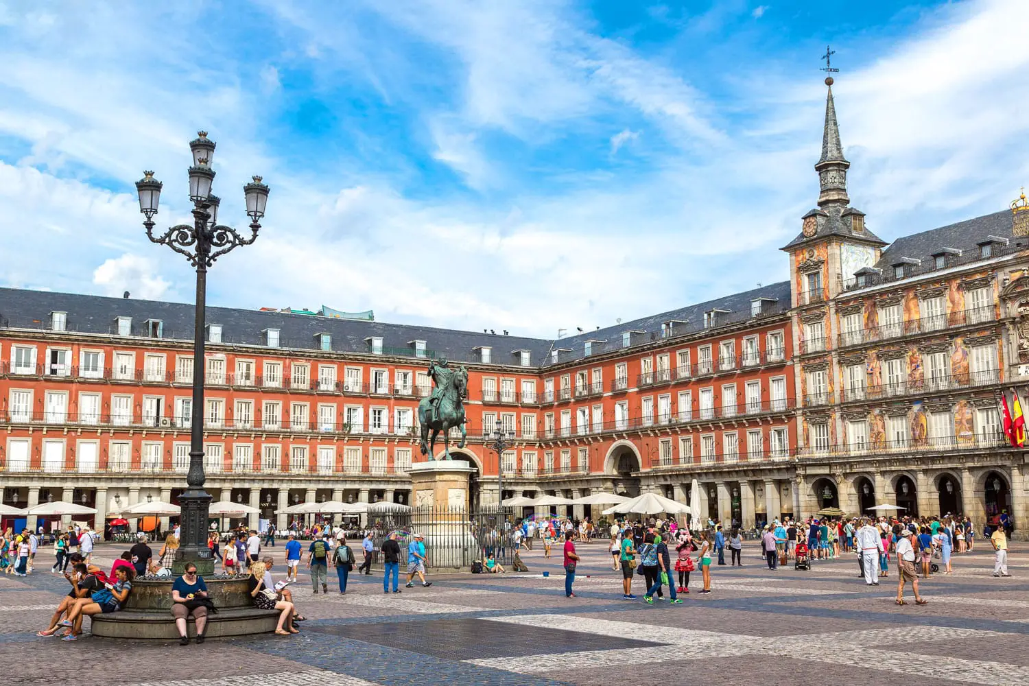 Άγαλμα του Philip III στην πλατεία Mayor στη Μαδρίτη σε μια όμορφη καλοκαιρινή μέρα στη Μαδρίτη, Ισπανία