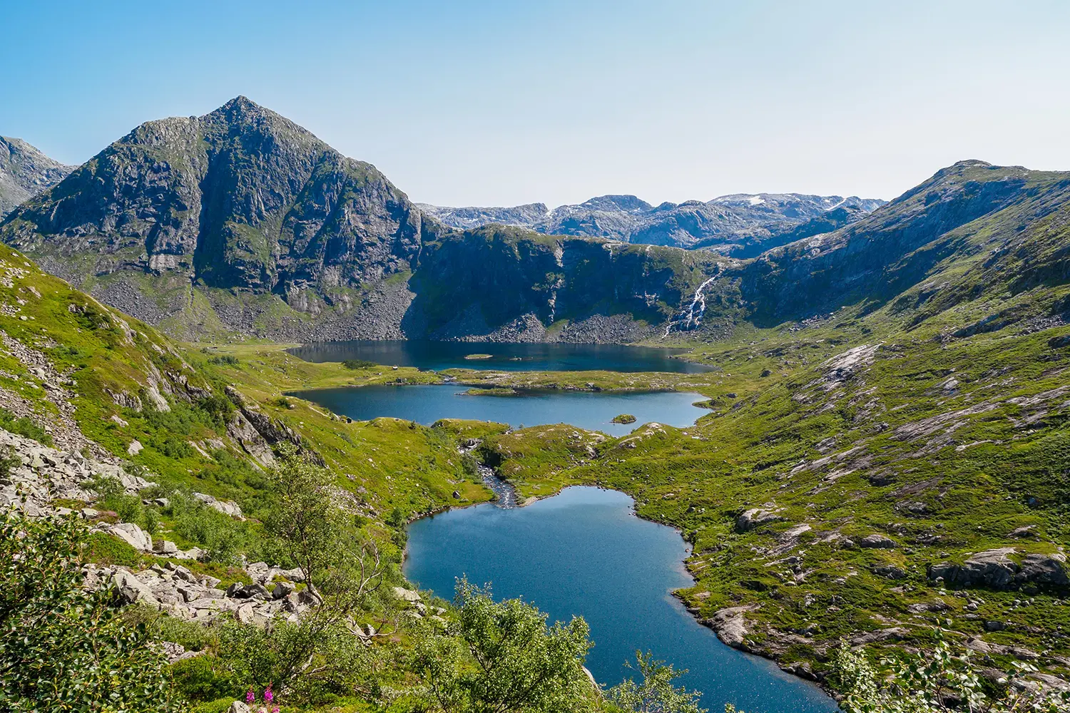 Άποψη βουνών και λιμνών στο εθνικό πάρκο Folgefonna κοντά στο χωριό Rosendal, Νορβηγία