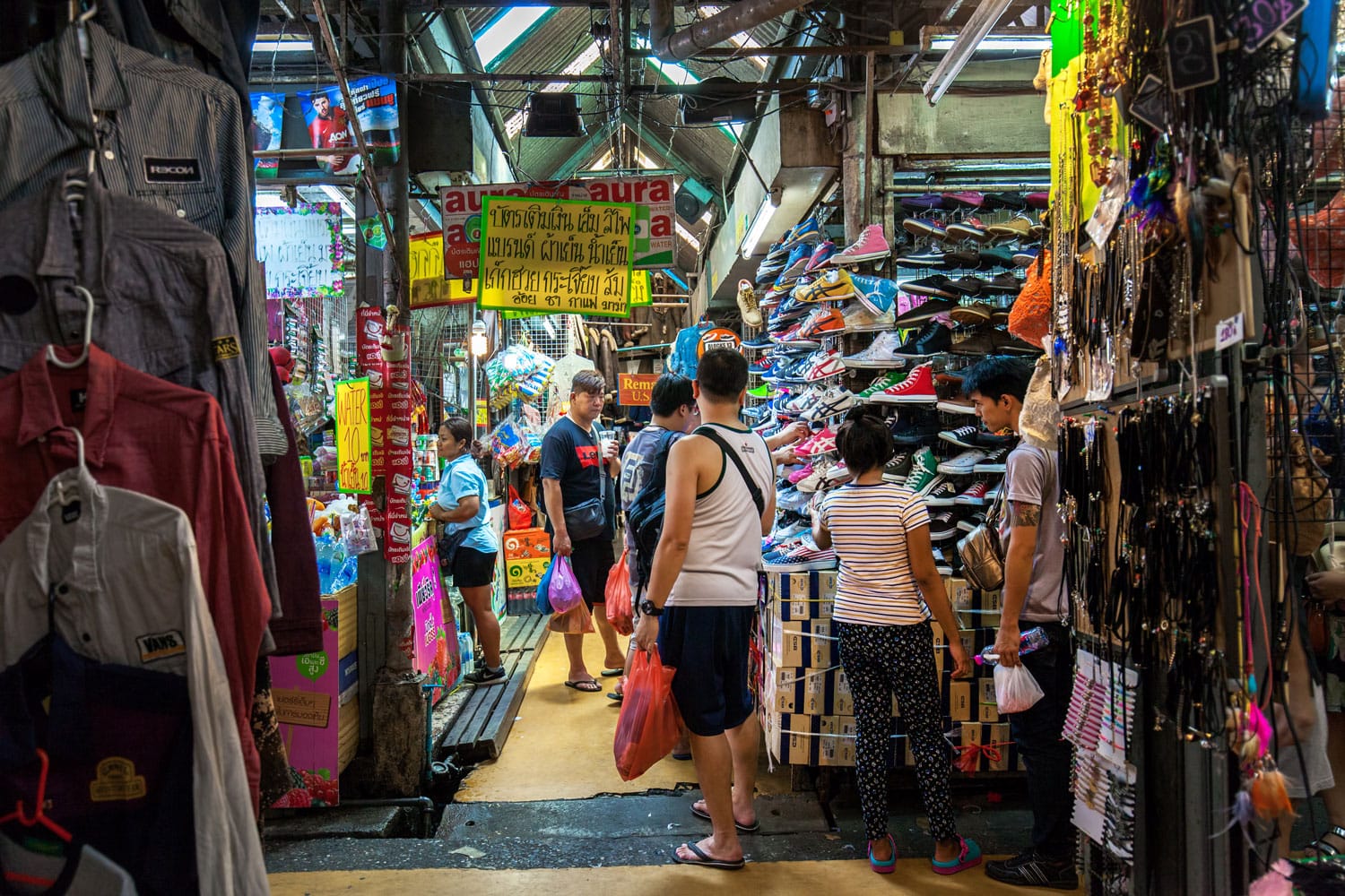 Οι τουρίστες ψωνίζουν στην αγορά Chatuchak στην Μπανγκόκ, Ταϊλάνδη.