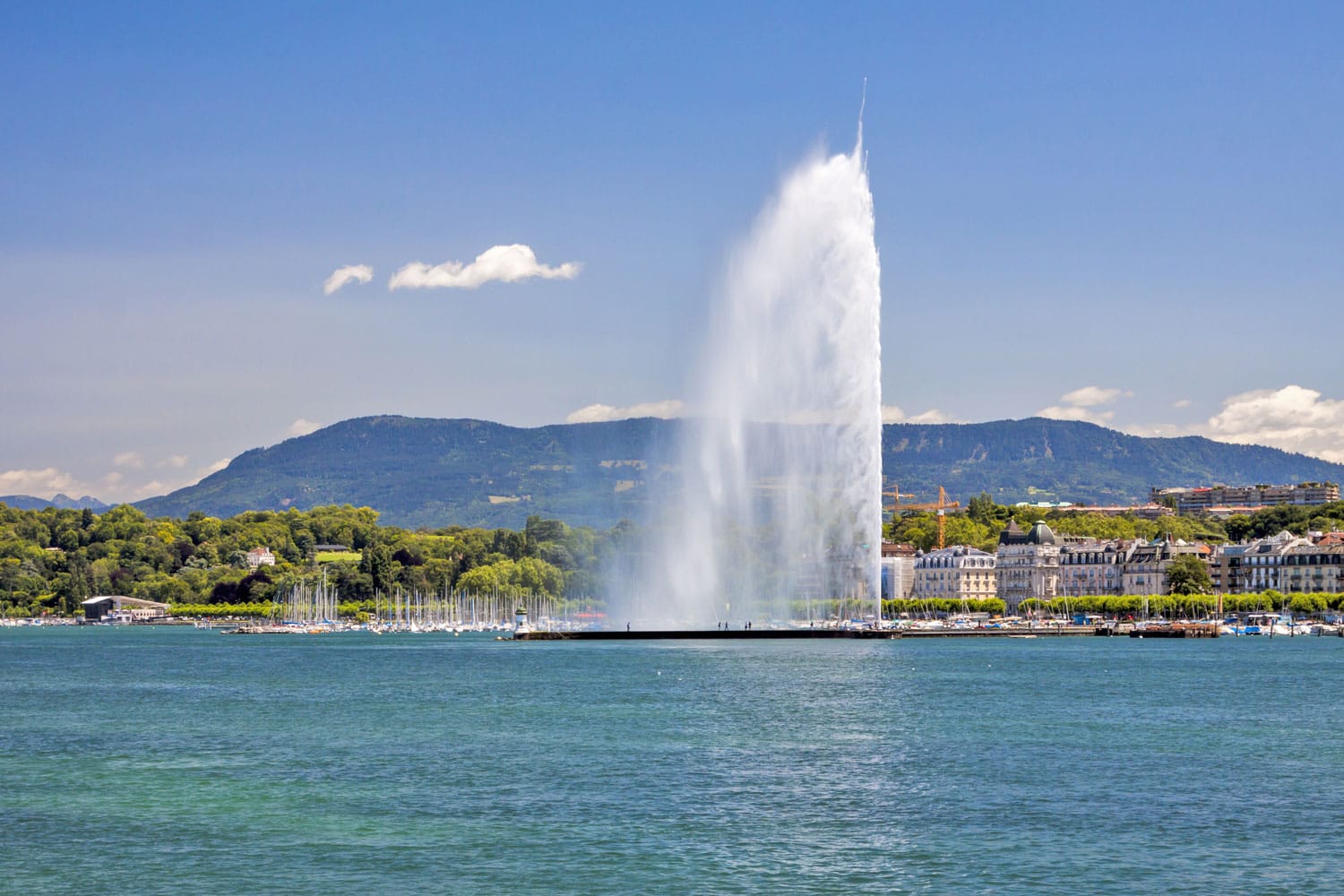 Πανόραμα της νότιας όχθης της λίμνης της Γενεύης και της διάσημης κρήνης jet d'eau (εκτόξευση νερού) στο καντόνι της Γενεύης, Ελβετία