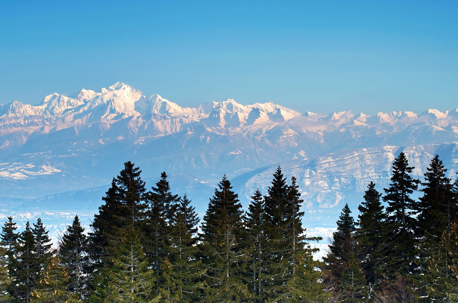 Ο ορεινός όγκος Mont-Blanc φαίνεται από το Crozet
