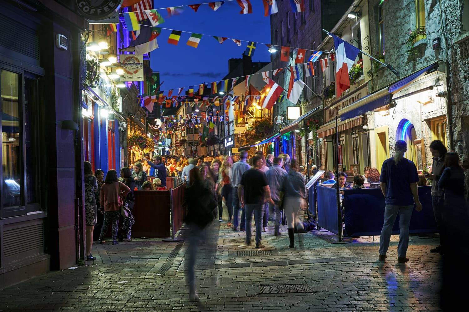 Ζωντανή κουλτούρα καφέ και μπαρ στο κέντρο της πόλης του Galway φωτισμένη τη νύχτα