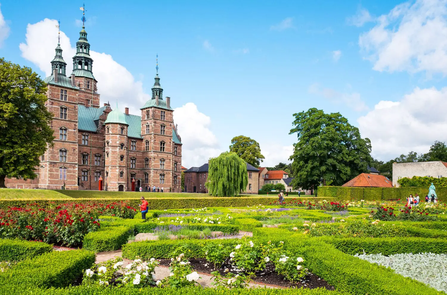 Το κάστρο Rosenborg φαίνεται από τον κήπο του βασιλιά στην Κοπεγχάγη της Δανίας