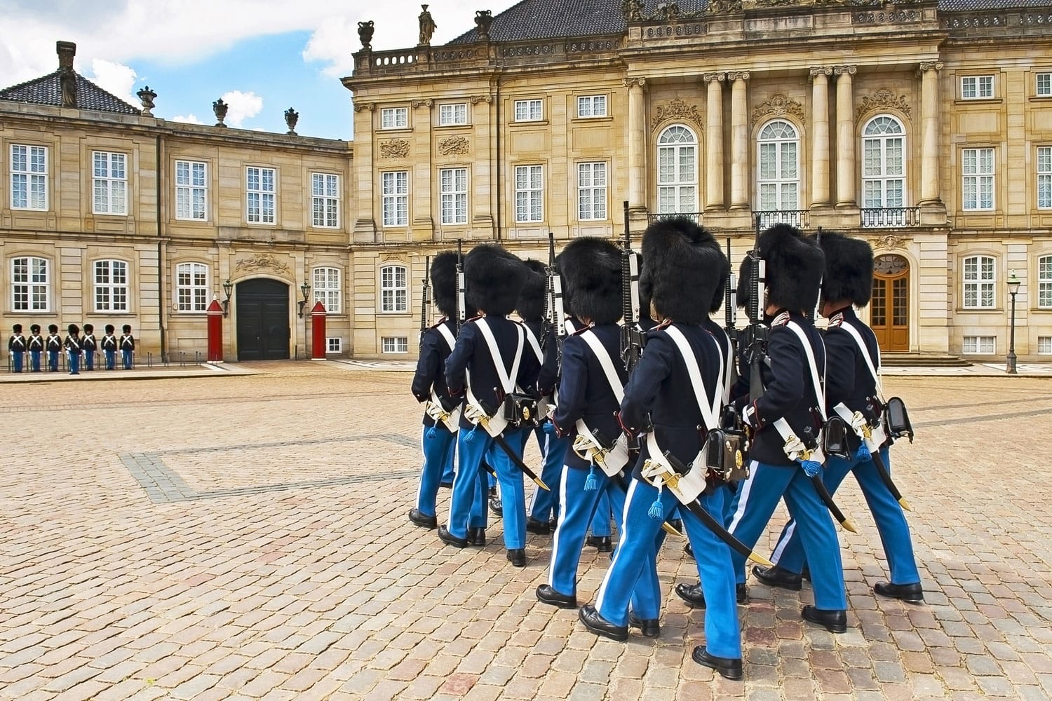 Βασιλική φρουρά στο κάστρο Amalienborg στην Κοπεγχάγη στη Δανία