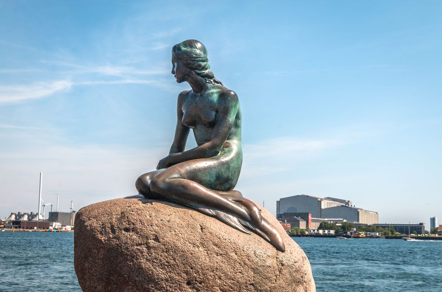 Άποψη του αγάλματος της μικρής γοργόνας στην Κοπεγχάγη, Δανία