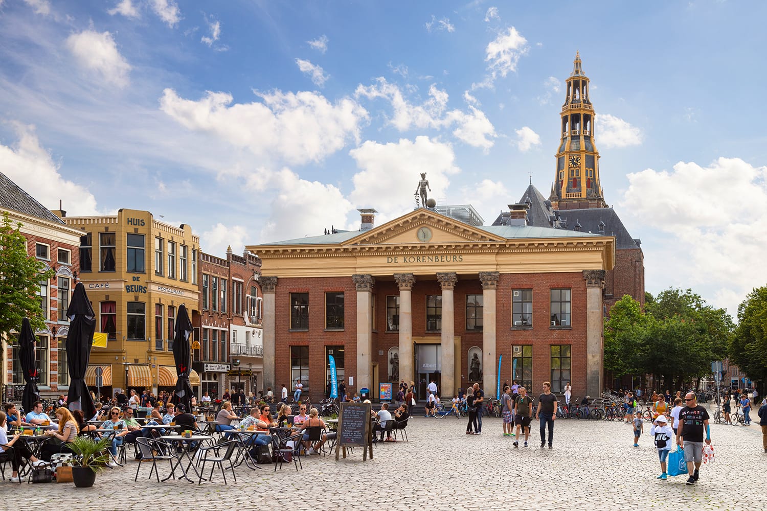Κτήριο ανταλλαγής σιτηρών και πύργος εκκλησιών στην πλατεία ψαραγοράς στη φοιτητική πόλη του Χρόνινγκεν.