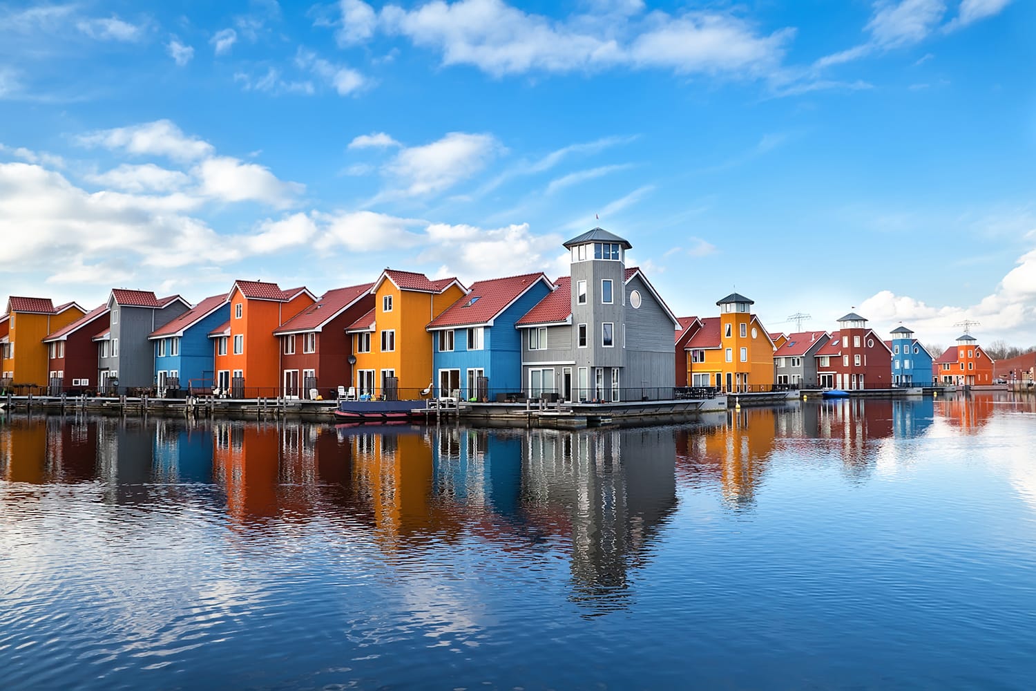 Reitdiephaven - πολύχρωμα κτίρια στο νερό στο Groningen, Κάτω Χώρες