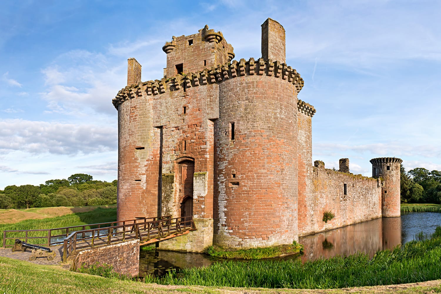 Κάστρο Caerlaverock σε μια φωτεινή ηλιόλουστη μέρα, μια ειδυλλιακή σκηνή στο Dumfries και στο Galloway κοντά στα σύνορα της Σκωτίας.