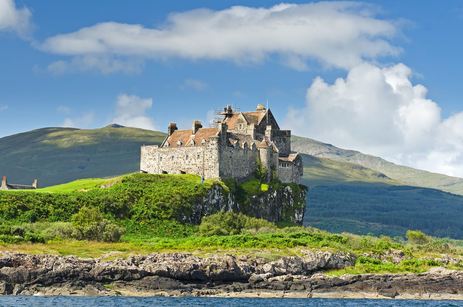 Μια άποψη στο κάστρο Duart κατά τη διάρκεια του καλοκαιριού στις Εβρίδες στη δυτική ακτή της Σκωτίας