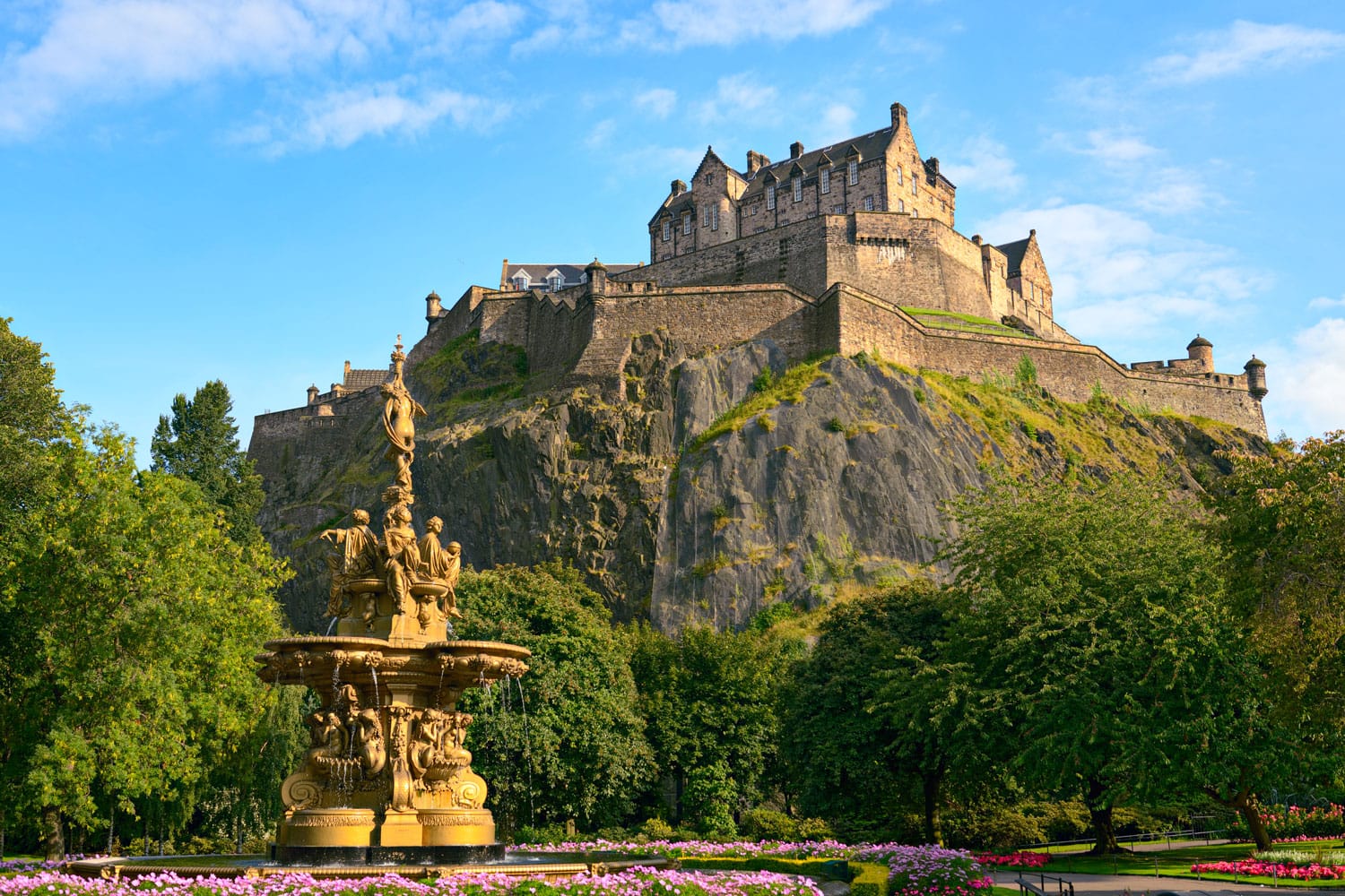 Κάστρο του Εδιμβούργου, Σκωτία, από το Princes Street Gardens, με το σιντριβάνι Ross στο πρώτο πλάνο
