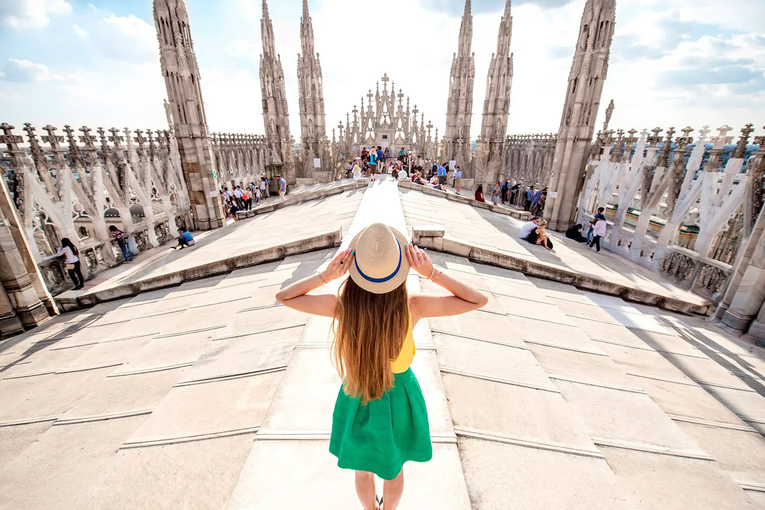 Πίσω όψη για τη γυναίκα ταξιδιώτη που στέκεται στην ταράτσα του καθεδρικού ναού Duomo στο Μιλάνο, Ιταλία